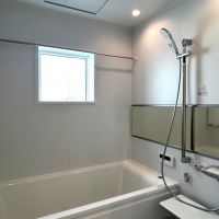 福岡市城南区七隈の賃貸物件/浴室乾燥機付きの浴槽。こちらにも窓がありますよ。