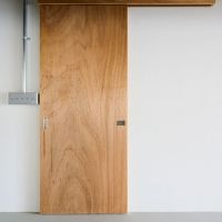 福岡市博多区奈良屋町の売買物件/無垢材を使った造作の水回りドア。シンプルな中に、素材の温かみを感じられるポイントです。