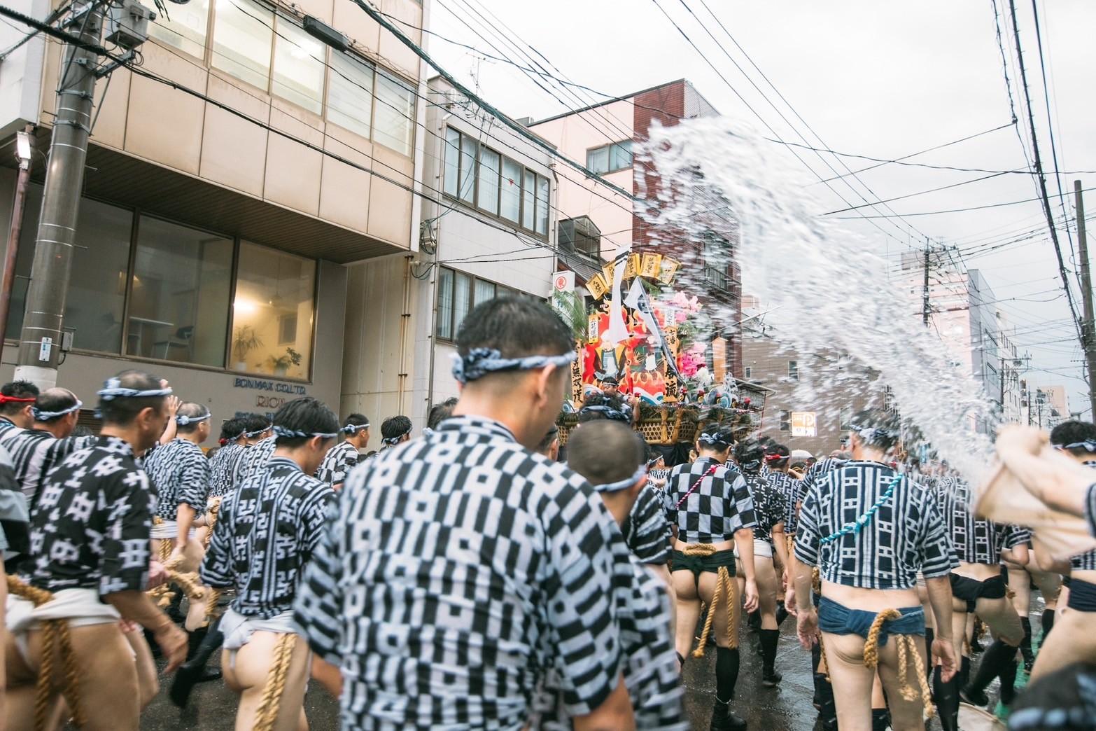 福岡市博多区奈良屋町の売買物件/去年マンション前で撮影された山笠の写真。この臨場感！