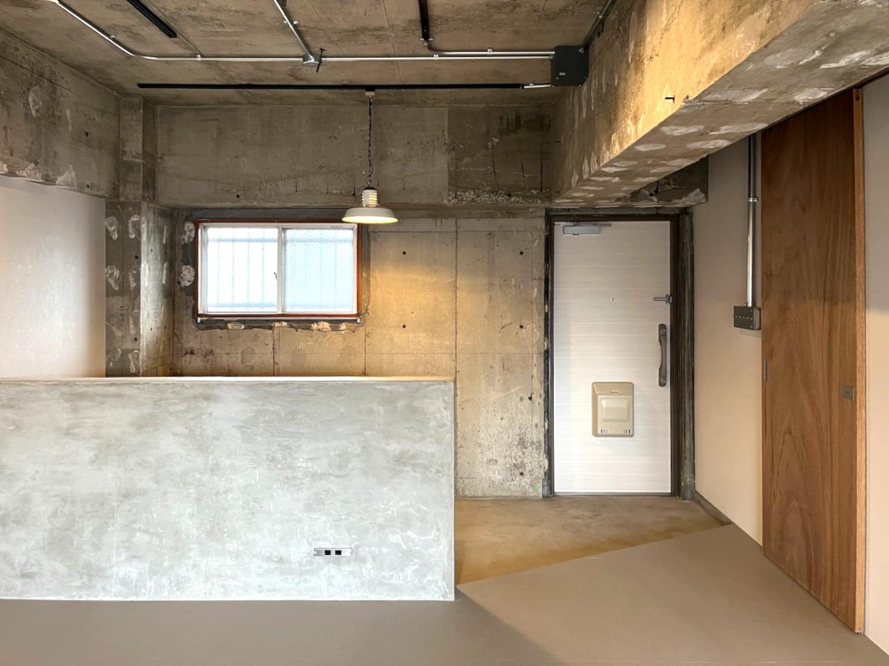 福岡市博多区奈良屋町の売買物件/土間スペースと居室部分は、腰壁でやさしくゾーニングされています。