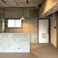 福岡市博多区奈良屋町の売買物件/土間スペースと居室部分は、腰壁でやさしくゾーニングされています。