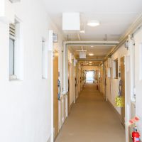 福岡市南区市崎の賃貸物件/ながーい廊下が続きます。