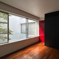 福岡市東区香椎浜の賃貸物件/2階の10畳の洋室。赤い扉がアクセント。