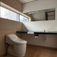 福岡市東区香椎浜の賃貸物件/トイレは広々。窓もあり開放感があります。