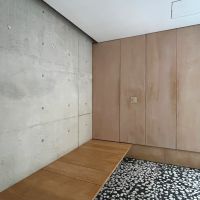 福岡市東区香椎浜の賃貸物件/無機質なコンクリートと、木目の玄関。これが分譲当時のデザインだなんて。