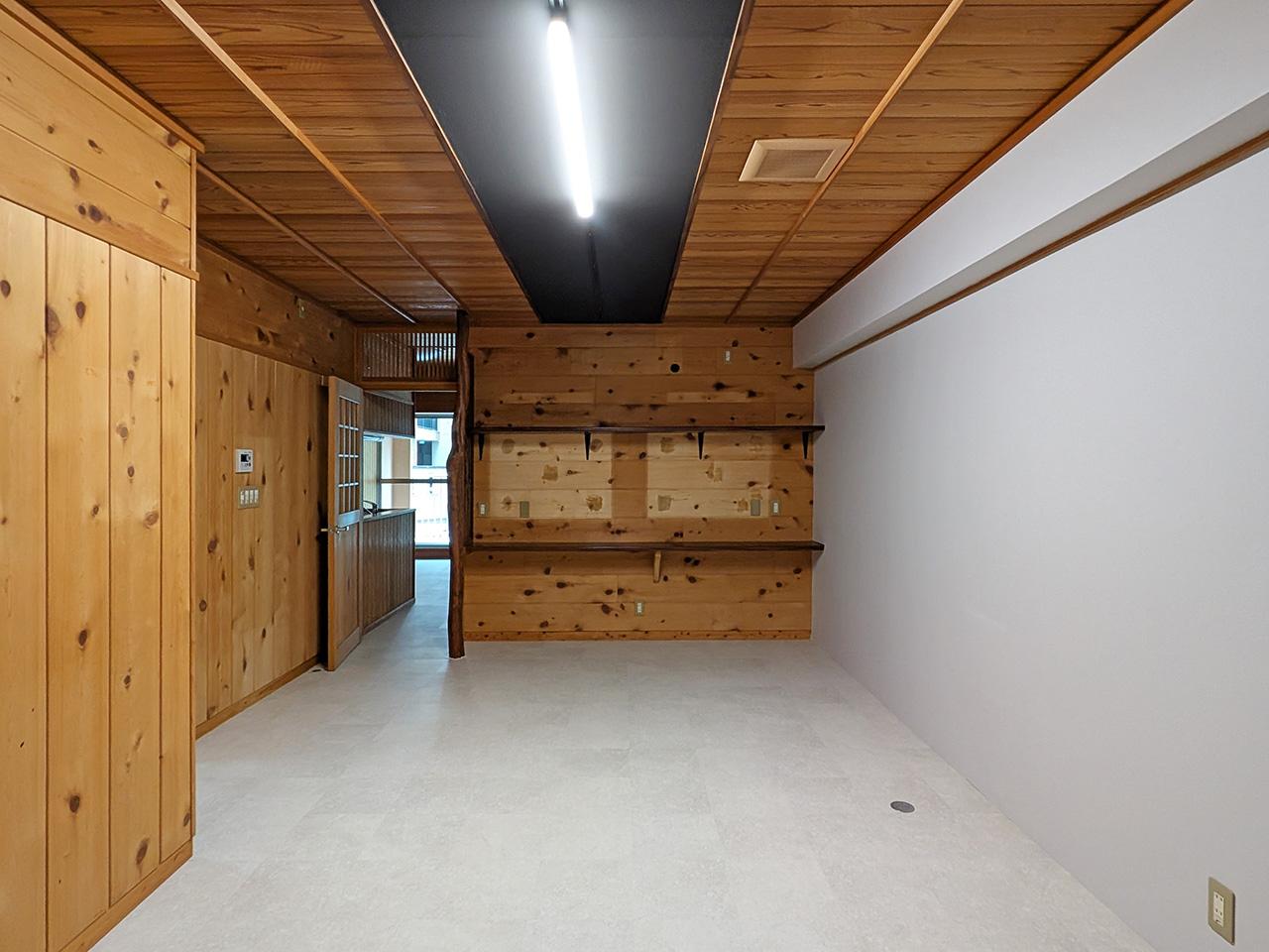 福岡市中央区薬院の賃貸物件/手前のお部屋。和の雰囲気が強いですが、今回のリノベーションで床と壁にライトグレーが採用され、新たな表情が加わりました。