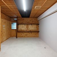福岡市中央区薬院の賃貸物件/扉を閉めるとこんな感じ。以前は美容室だったそうです。正面の壁に残る跡が気になるところなので、アートでも飾りましょうか。