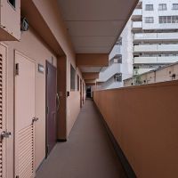 福岡市中央区薬院の賃貸物件/共用通路は、築年数なりの雰囲気。