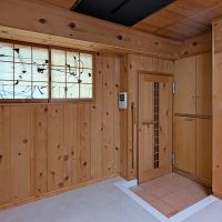福岡市中央区薬院の賃貸物件/玄関ドアの内側に、さらに木製のドアが付いていて、こだわりを感じます。
