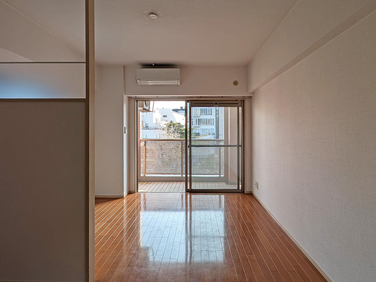 福岡市中央区今泉の賃貸物件/いたってシンプルな室内。明るい日が差し込みます※左右反転タイプ5階の写真です