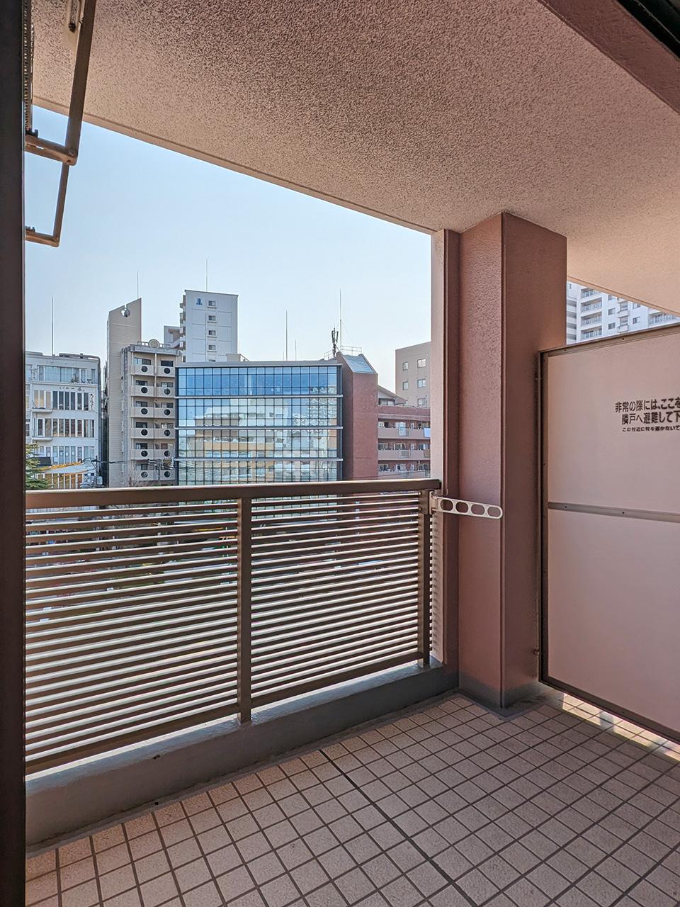 福岡市中央区今泉の賃貸物件/今回のお部屋は、ルーバーの目隠し有り。広めに取られたバルコニーで公園ビューを楽しみましょう。