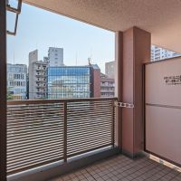 福岡市中央区今泉の賃貸物件/今回のお部屋は、ルーバーの目隠し有り。広めに取られたバルコニーで公園ビューを楽しみましょう。