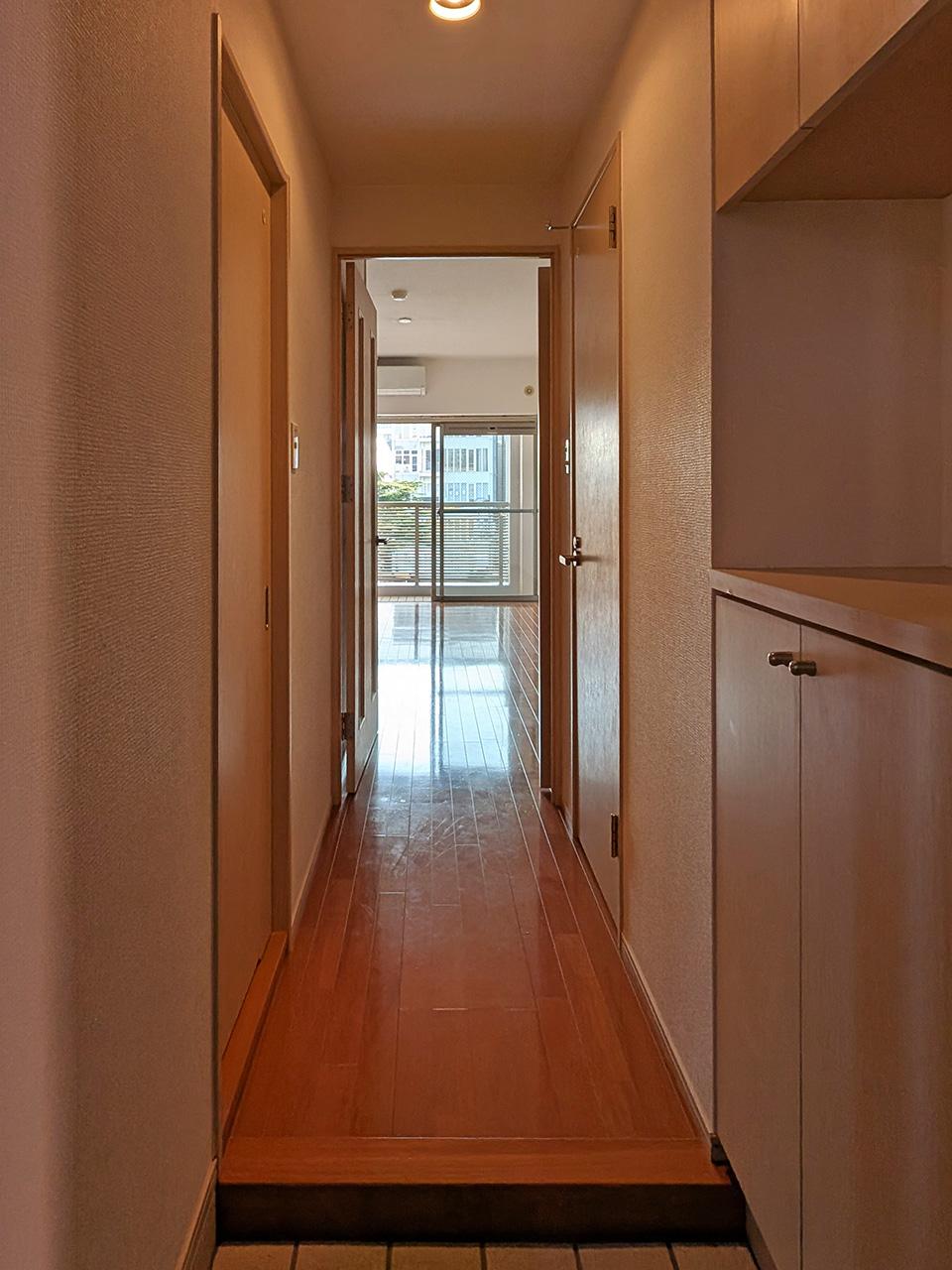 福岡市中央区今泉の賃貸物件/玄関からバルコニーまで一直線。明るい室内です。