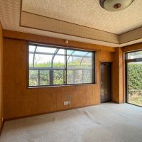 福岡市南区平和の売買物件/窓から庭を望む、穏やかな時間が流れる一室。