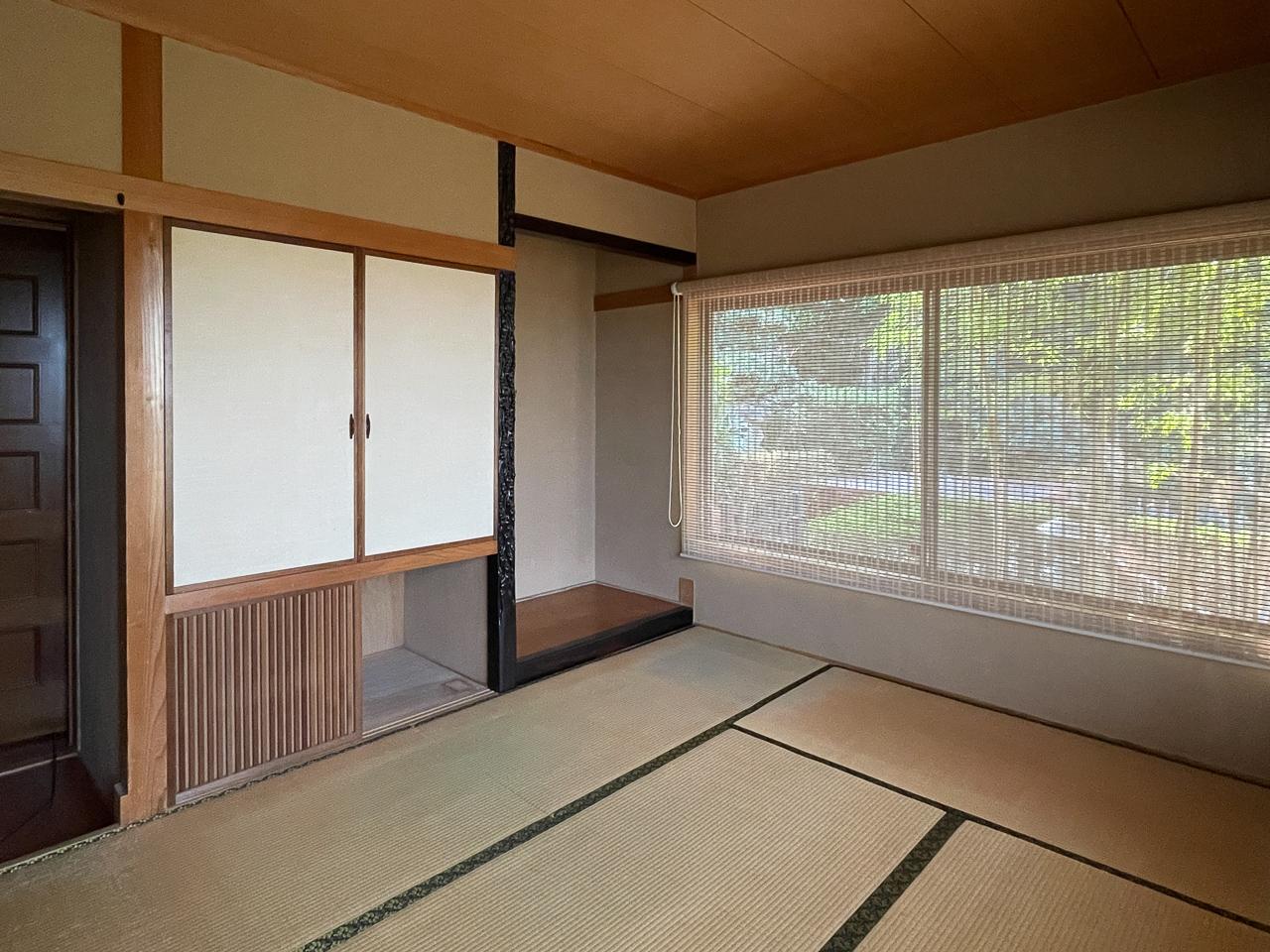 福岡市南区平和の売買物件/和室は1階と2階にそれぞれ1部屋ずつあります。
障子越しの景色もまた素敵です。