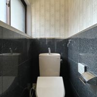 福岡市南区平和の売買物件/落ち着いたトイレ。自然光も心地よく入ります。