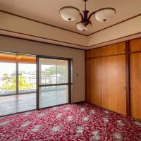 福岡市南区平和の売買物件/赤い絨毯が印象的な2階洋室。