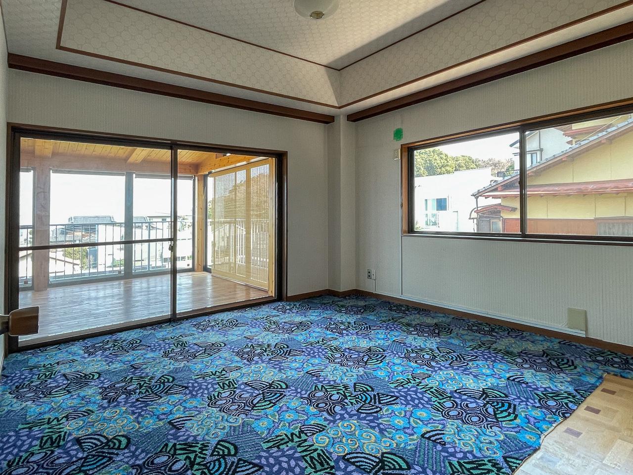 福岡市南区平和の売買物件/ちょっと遊び心のある青い絨毯がアクセント。サンルームとつながる、明るい2階の一室です。

