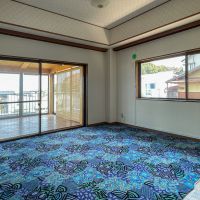 福岡市南区平和の売買物件/ちょっと遊び心のある青い絨毯がアクセント。サンルームとつながる、明るい2階の一室です。

