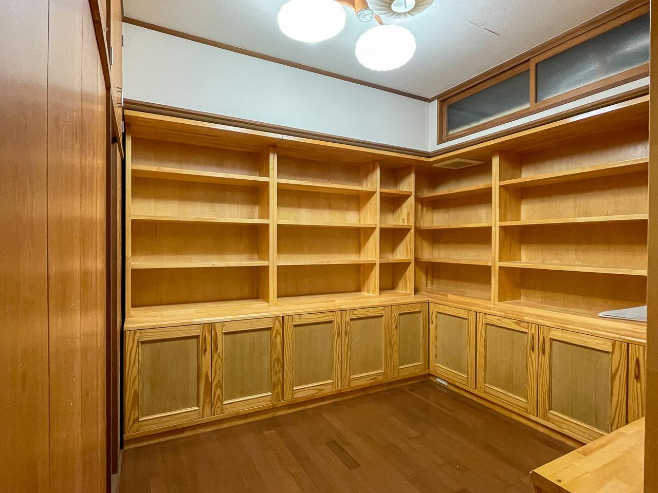 福岡市南区平和の売買物件/造作棚が壁一面に広がる地下室。書斎や資料室としても活躍してくれそうです。