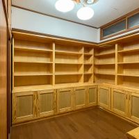 福岡市南区平和の売買物件/造作棚が壁一面に広がる地下室。書斎や資料室としても活躍してくれそうです。