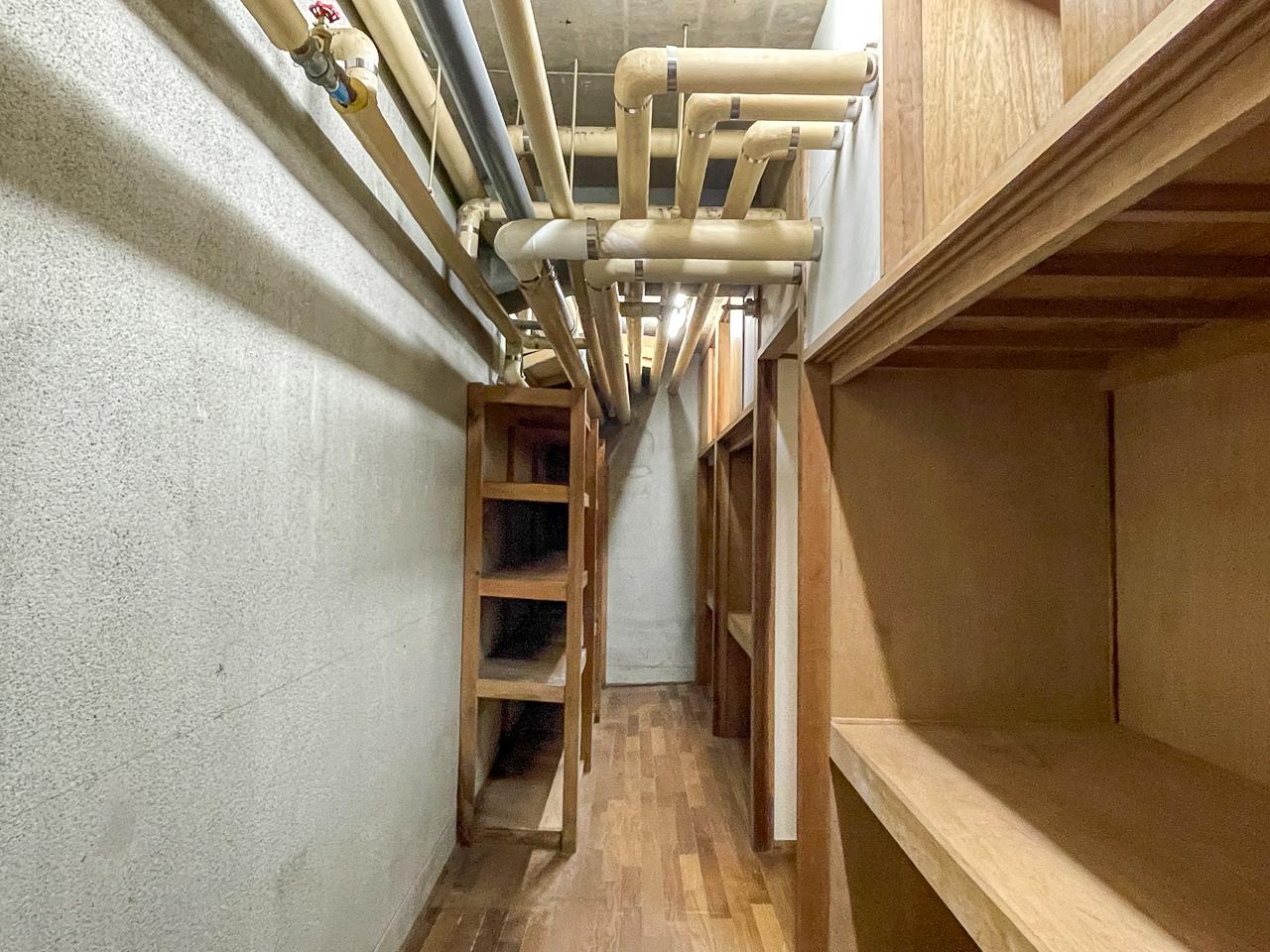 福岡市南区平和の売買物件/地下の一角。むき出しの配管が走る空間にも、どこか“基地”のようなロマンがある。