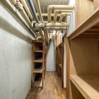 福岡市南区平和の売買物件/地下の一角。むき出しの配管が走る空間にも、どこか“基地”のようなロマンがある。