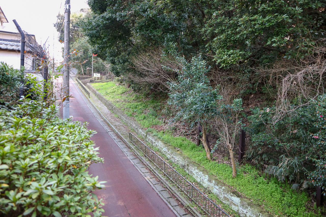 福岡市南区平和の売買物件/家へと続く坂道。息が切れるほどの急傾斜だけれど、登りきった先には特別な景色が待っている。