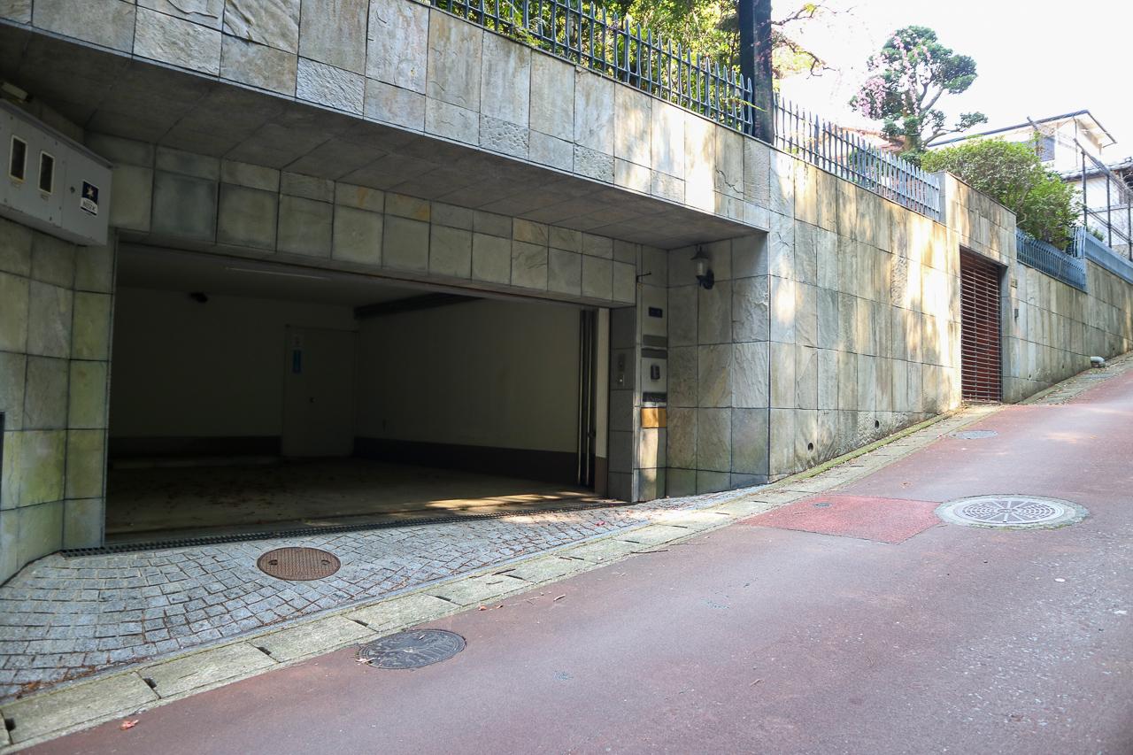 福岡市南区平和の売買物件/駐車場は3台駐車可能です。
