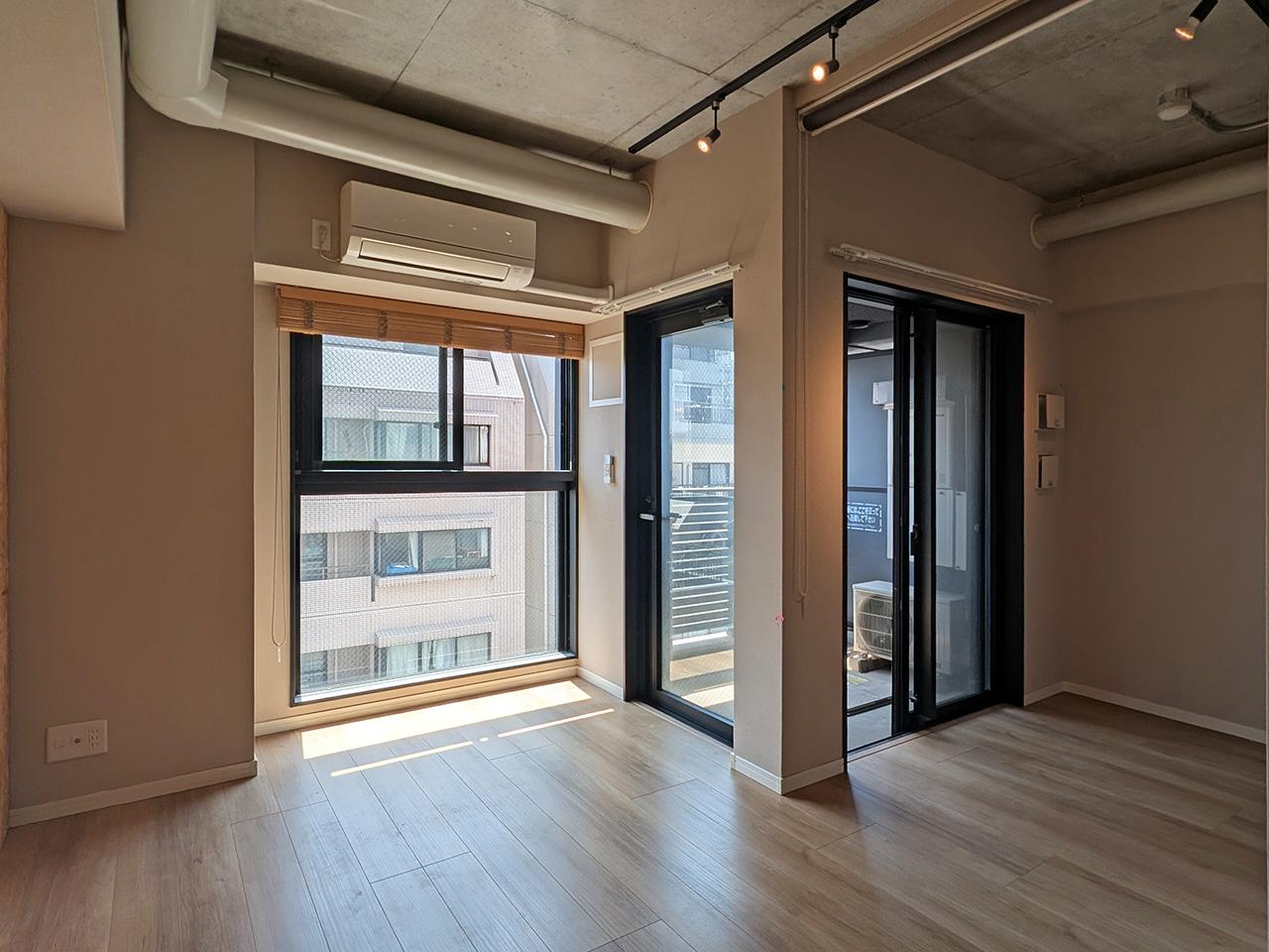 福岡市早良区高取の賃貸物件/窓が多く明るい室内。