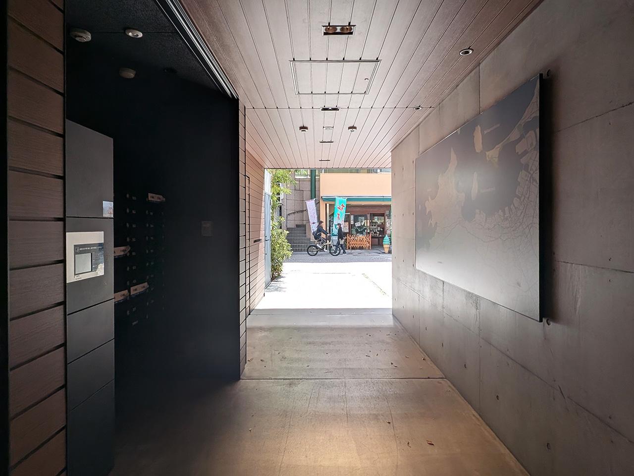 福岡市早良区高取の賃貸物件/建物は商店街に面しています。