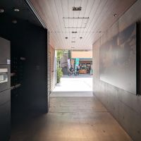 福岡市早良区高取の賃貸物件/建物は商店街に面しています。