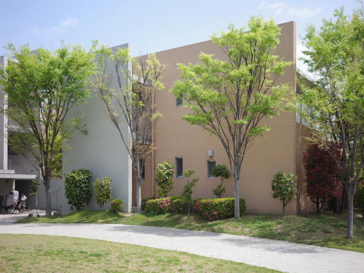 福岡市西区小戸の賃貸物件/全棟3階建て・2フロア構成の、ゆったりとした低層マンション。淡いカラーリングの外観も可愛いです。