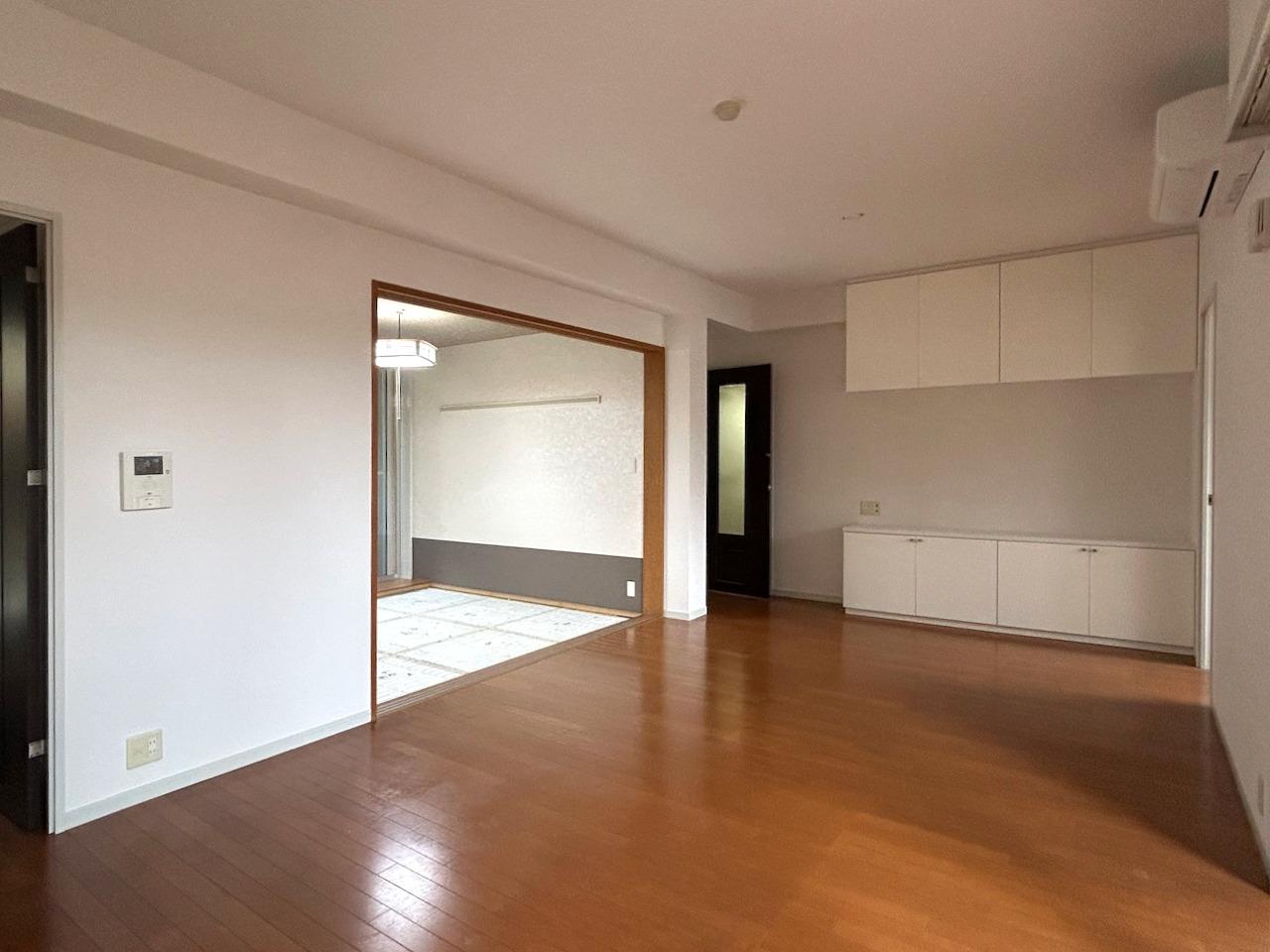 福岡市西区小戸の賃貸物件/造り付けのテレビボードがついています。