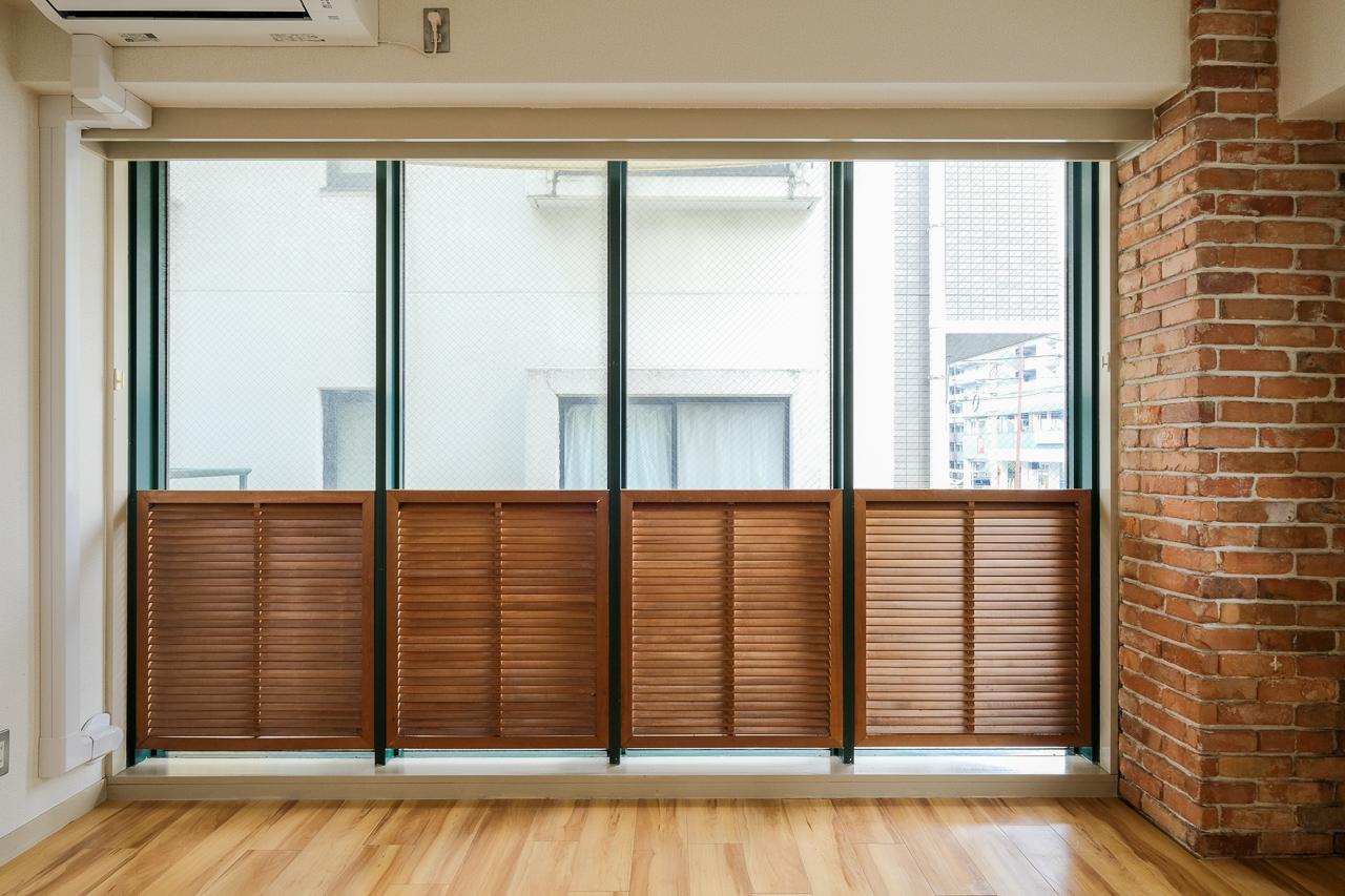 福岡市城南区鳥飼の賃貸物件/木製ルーバーが付いているので、カーテンを開けていても外の視線があまり気になりません。
