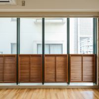 福岡市城南区鳥飼の賃貸物件/木製ルーバーが付いているので、カーテンを開けていても外の視線があまり気になりません。