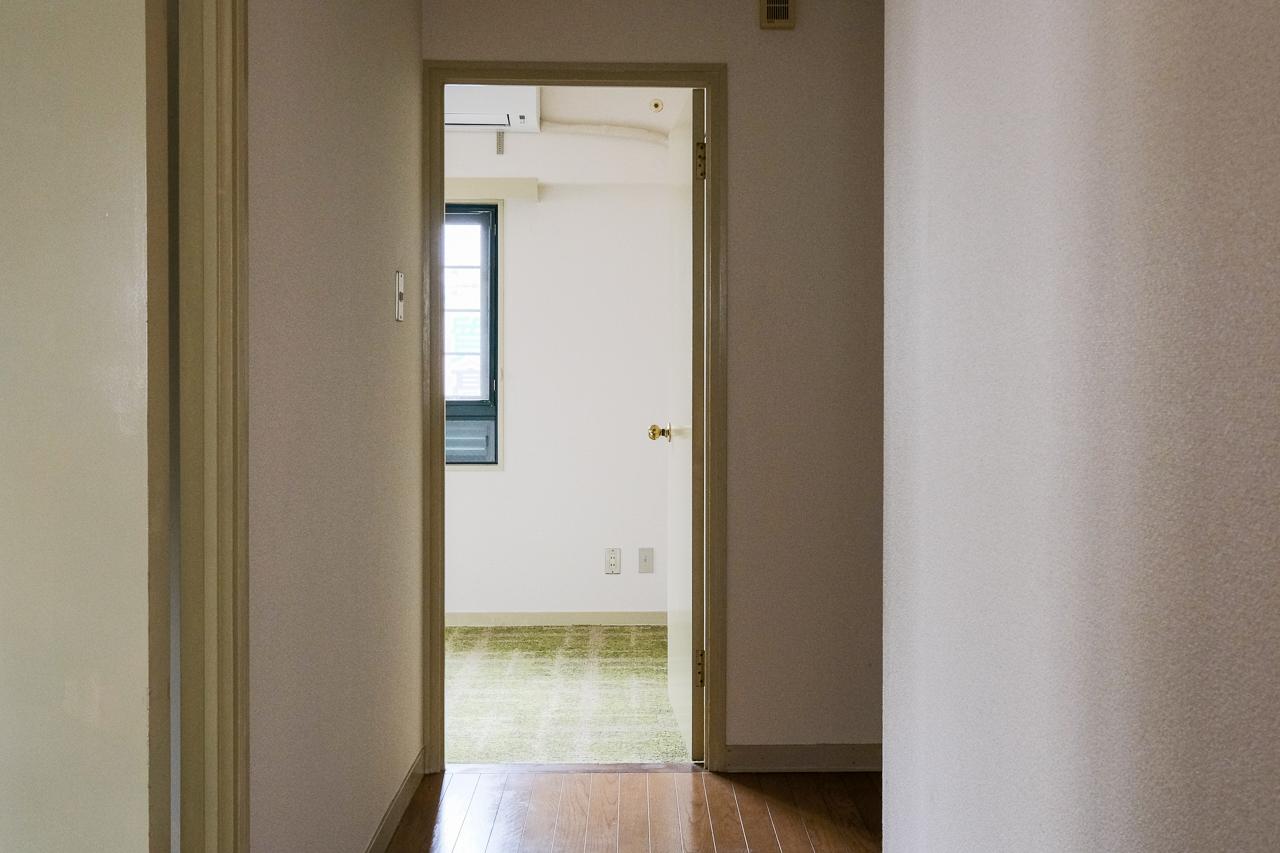 福岡市城南区鳥飼の賃貸物件/廊下から、ちらっと見えるグリーンのカーペットがアクセントになっています