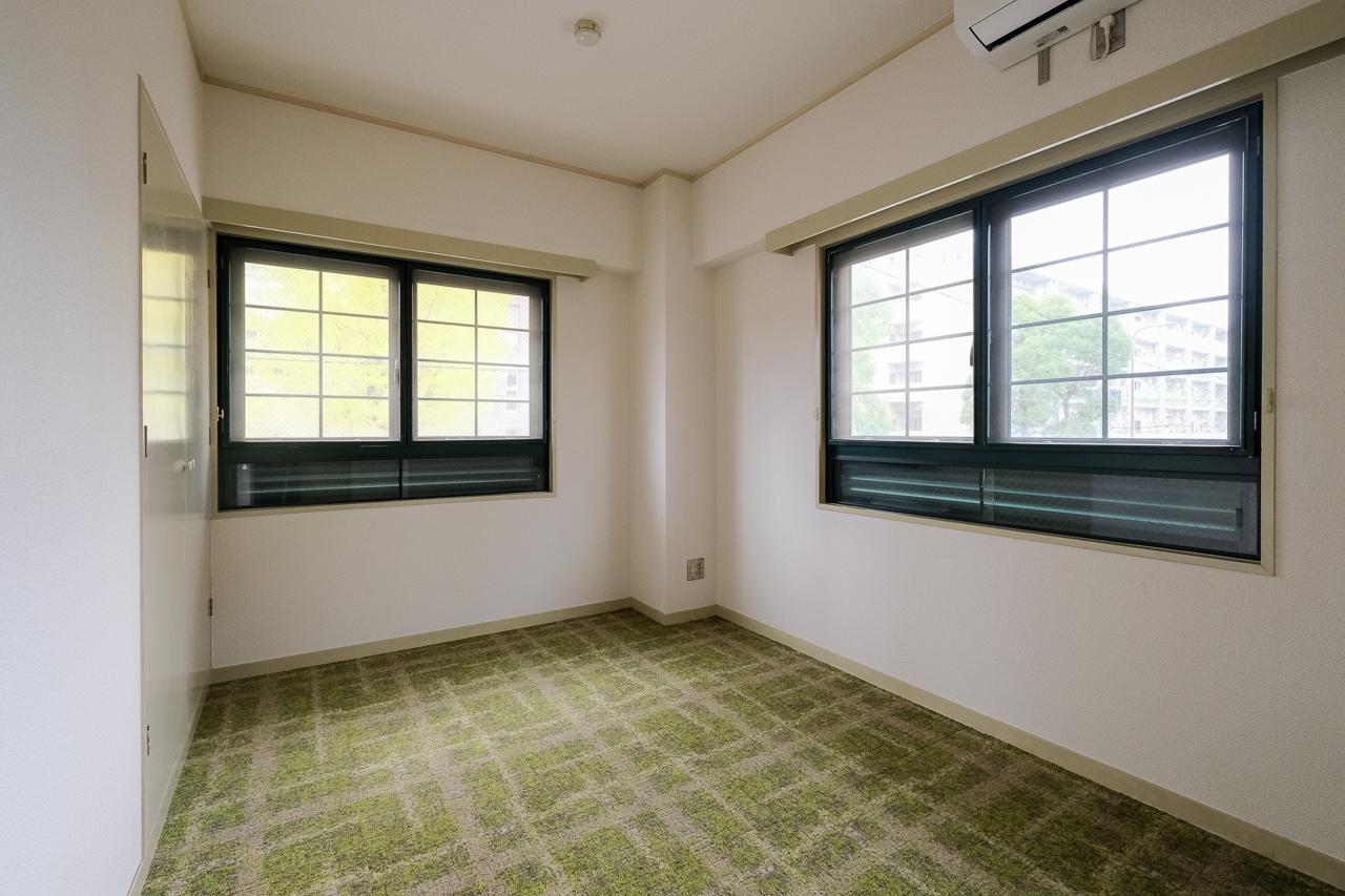 福岡市城南区鳥飼の賃貸物件/トイレ横の洋室。洋室はどちらもカーペットフロアです。