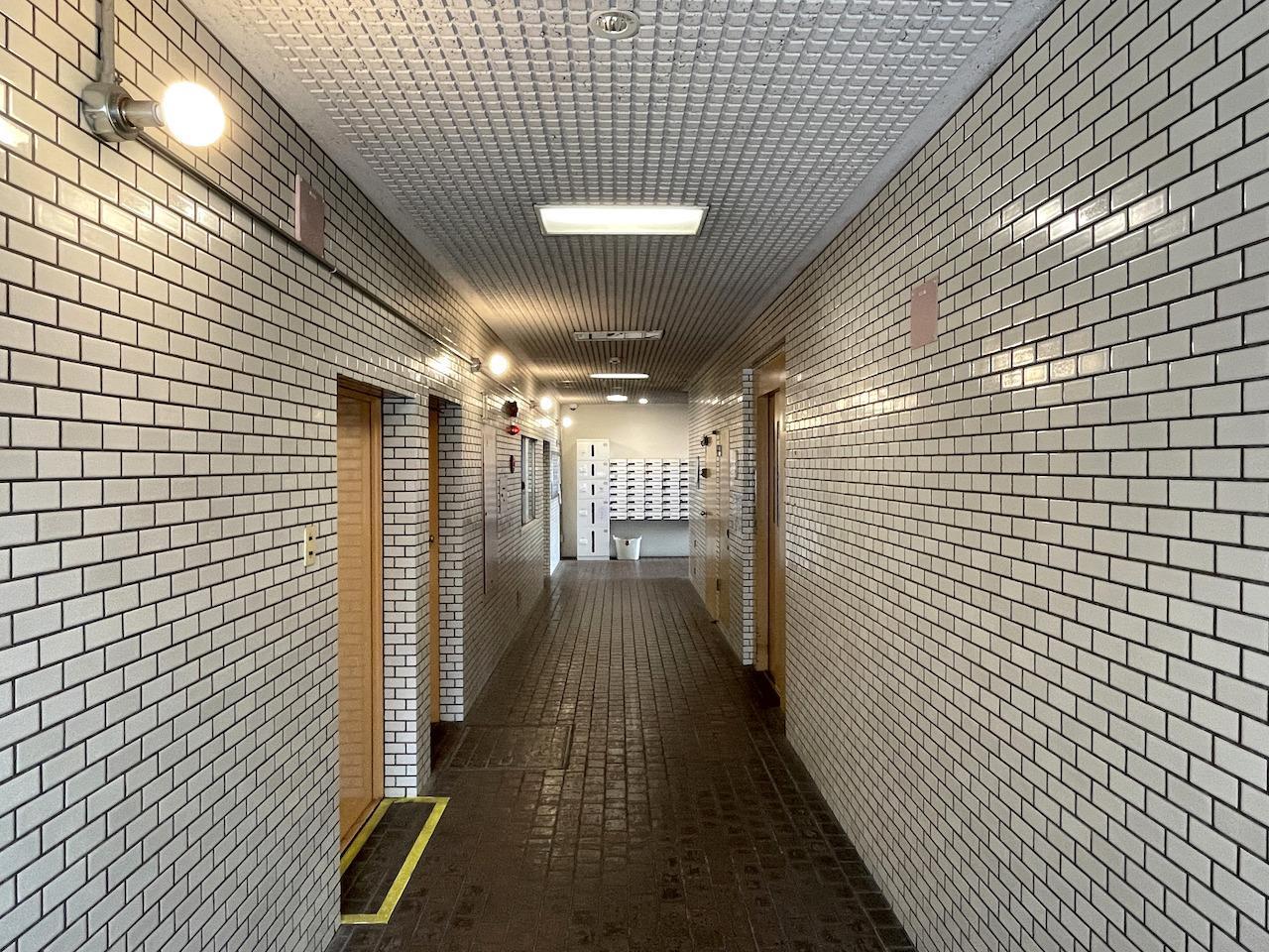 福岡市中央区清川の賃貸物件/1階共用部。タイル張りがかっこいい。