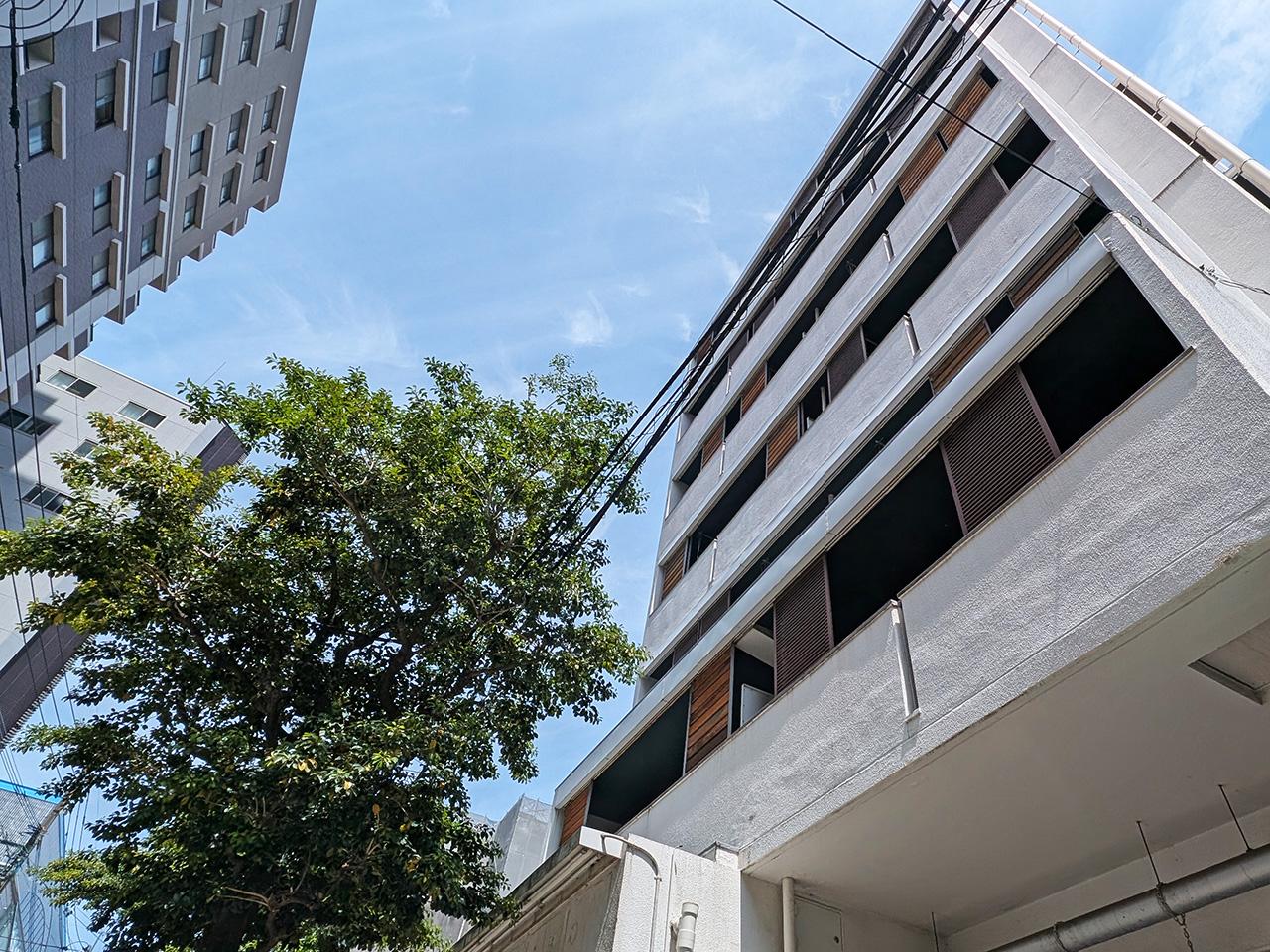 福岡市中央区清川の賃貸物件/青い空と緑が映える建物です。