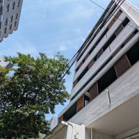 福岡市中央区清川の賃貸物件/青い空と緑が映える建物です。