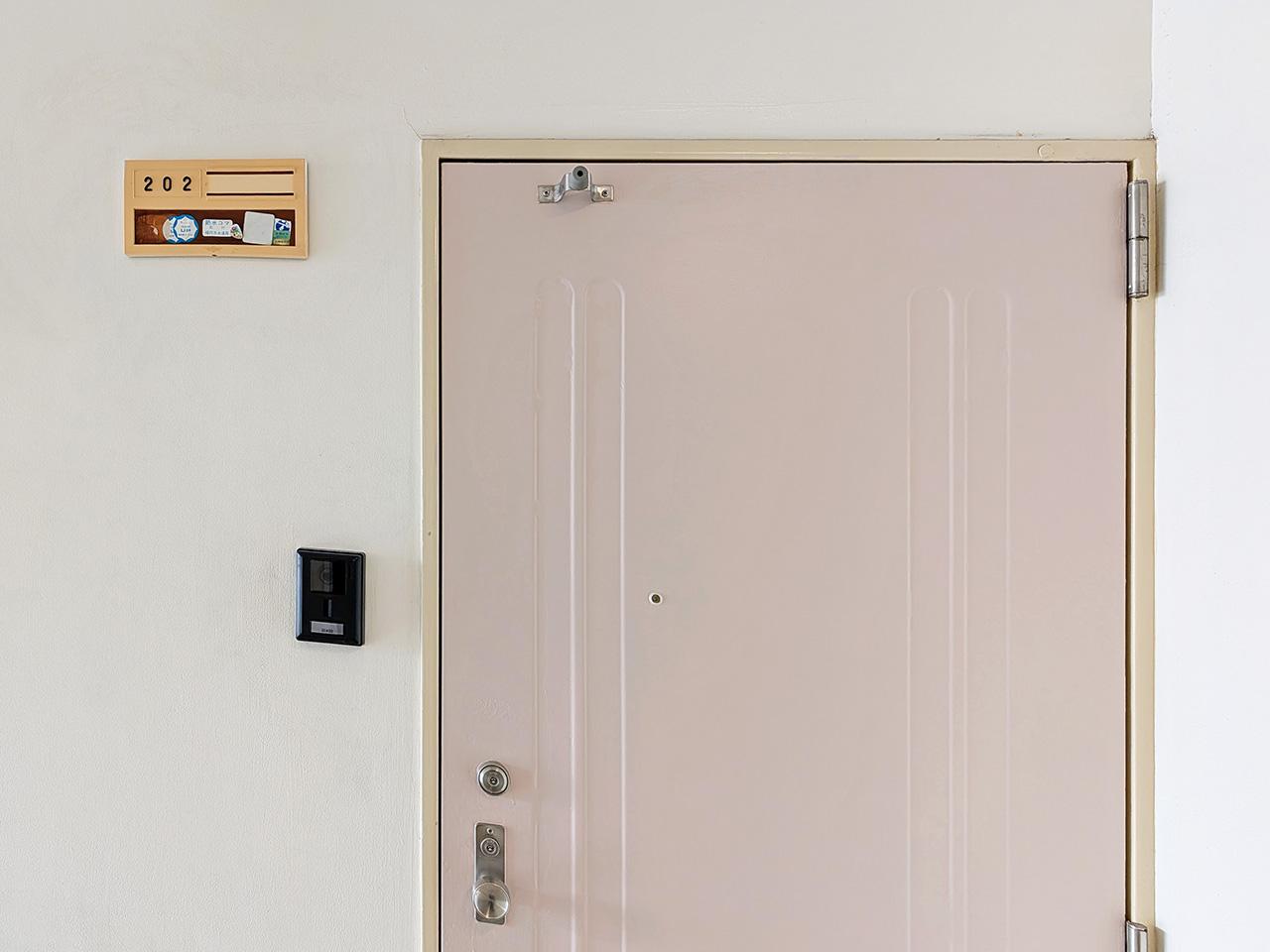 福岡市中央区清川の賃貸物件/玄関ドアはピンク。