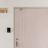 福岡市中央区清川の賃貸物件/玄関ドアはピンク。