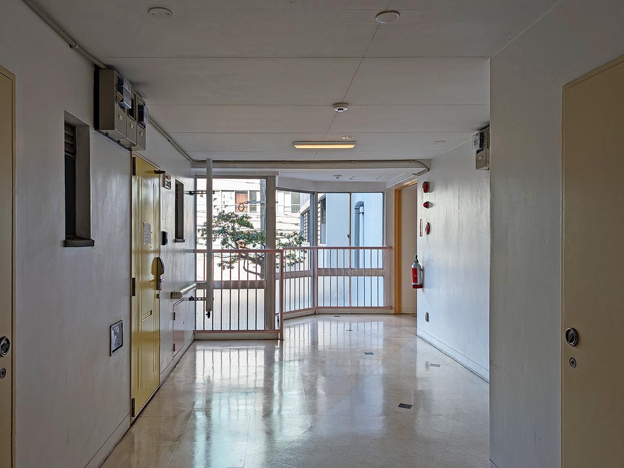 福岡市中央区清川の賃貸物件/採光もよく、明るい共用廊下。