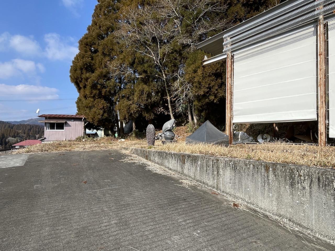 熊本県阿蘇市小国大字宮原の賃貸物件/敷地内には複数駐車可能です。(補修工事前の写真です。）