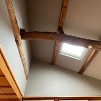 糸島市志摩師吉の賃貸物件/リビングは梁現し。天窓から光が差し込み、日中は電気いらずの明るさです。
