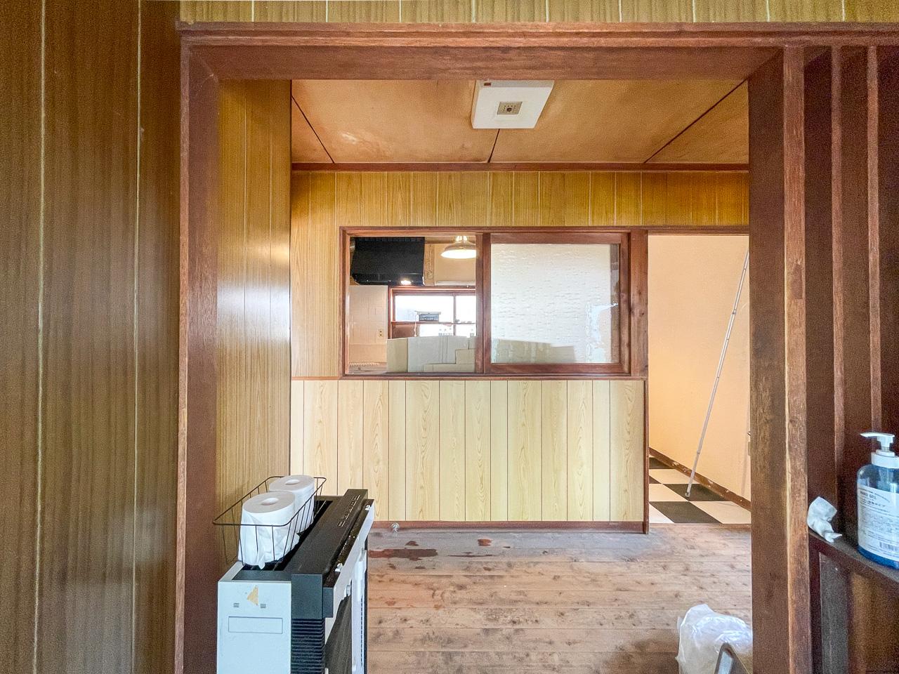 糸島市志摩師吉の賃貸物件/玄関から見た様子。小窓の向こうがキッチンです。