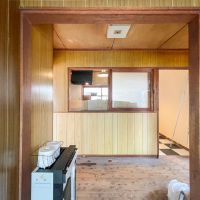 糸島市志摩師吉の賃貸物件/玄関から見た様子。小窓の向こうがキッチンです。