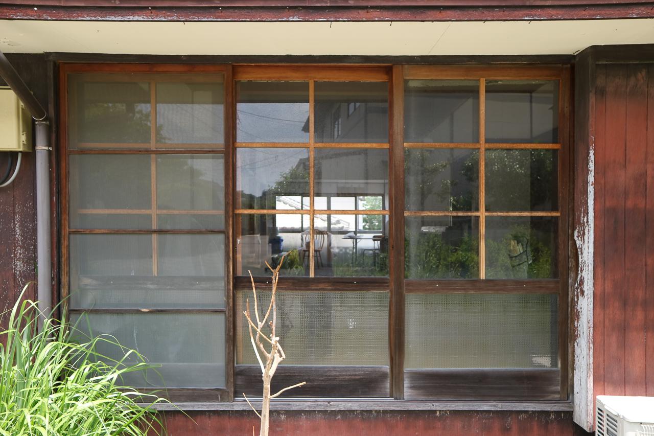 糸島市志摩師吉の賃貸物件/木の窓枠にグッとくる。