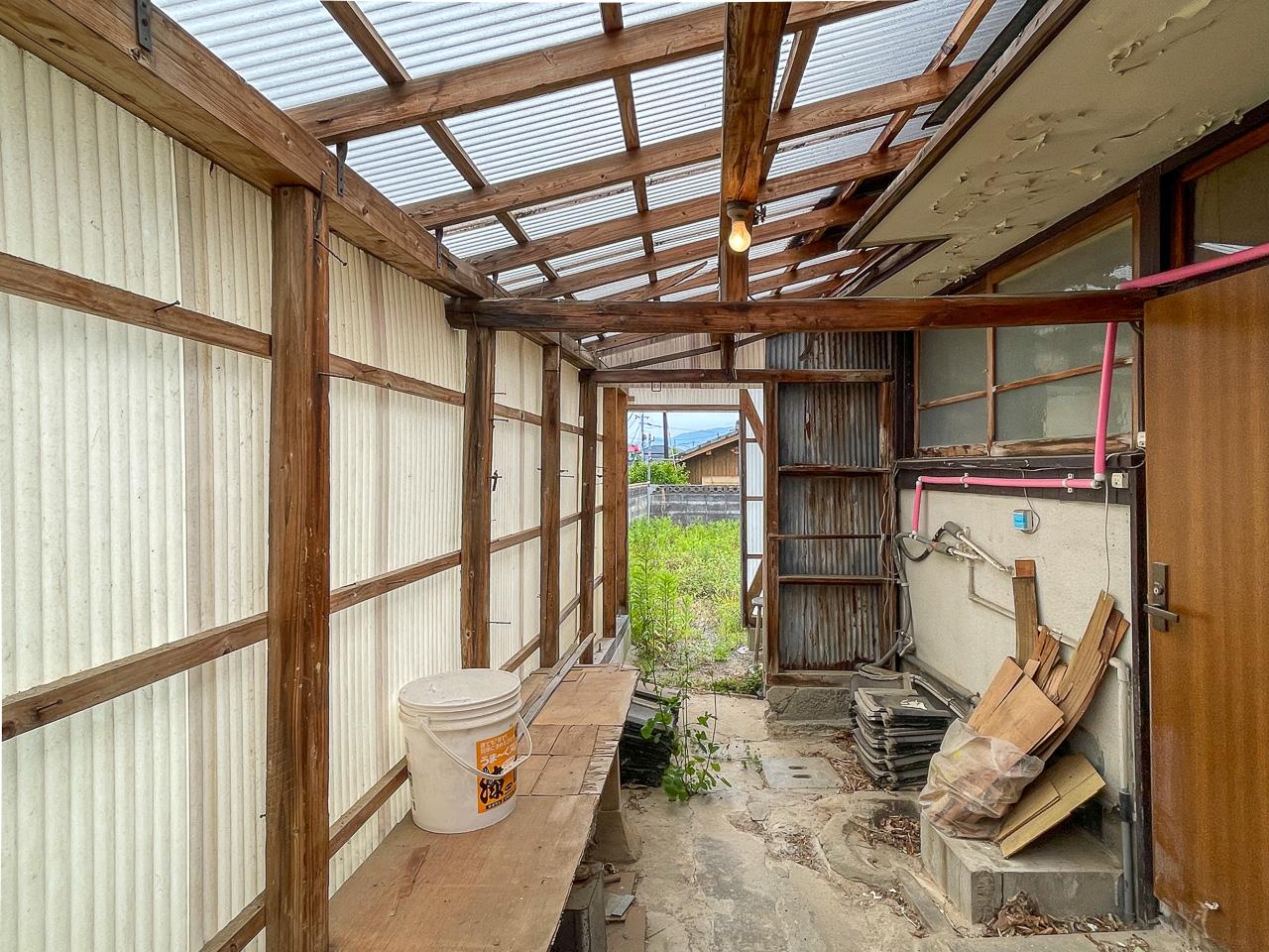 糸島市志摩師吉の賃貸物件/建物裏には、物置もあります。